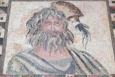 Busto do Inverno - Detalhe do painel das Quatro Estações - Mosaico de Paphos, Casa de Dionísio - Fim do século II d.C. - Chipre - Personificação do Inverno - Detalhe do mosaico das quatro estações - Mosaico de Paphos, Casa de Dionísio - Fim do século II d.