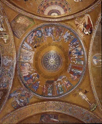 Arquitetura bizantina: vista da cúpula com mosaicos em fundo dourado