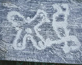 Rosa camuniana, cópia de gravuras rupestres no Vale de Valcamonica, desenho a carvão, técnica de congelamento