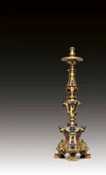 Castiçal com máscaras de cupido e bustos em uma base rolada, Roma, c.1700