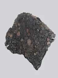Condrito carbonáceo (CBA). Caído em Gujba (Nigéria) em 1984. Museu Nacional de História Natural, Paris.