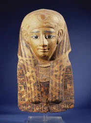 Múmia de cartonagem com peruca de lapela, os olhos incrustados com obsidiana e alabastro, egípcia, Período tardio (644-332 AC)