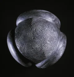 Bola esculpida em Glass Hill, Towie, Aberdeenshire, Neolítico, c.3000 a.C.