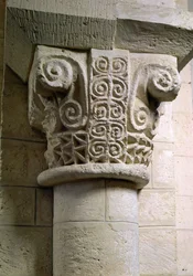 Coluna esculpida decorada com croziers e espirais (foto)