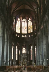 Nave central na Catedral de Nossa Senhora Tournai (foto)