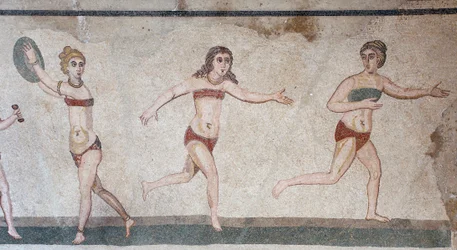 Câmara das Dez Moças ou o mosaico das "Bikini Girls". Vista geral sobre o painel superior: peso, lançamento de discos e corrida. Século III - IV. Villa Romana do Casale, Sicília. Site da UNESCO.
