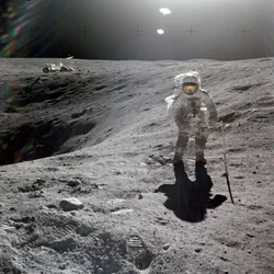 Charles M. Duke, Jr., piloto do módulo lunar da missão Apollo 16, coletando amostras lunares na borda da cratera de Ameixa, abril de 1972 (foto)