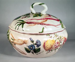 Terrina de sopa Chelsea com decoração botânica, c.1753-57 (porcelana) (ver 105489 para tampa)