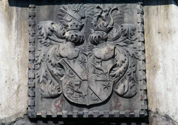 Brasão na porta de madeira de casa em Lavis, Trento, Trentino-Alto Adige, Itália