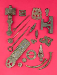 Coleção de antiguidades anglo-saxônicas, viking e celtas, incluindo broches anglo-saxônicas cruciformes e suportes de livros e pinos de cabeça de anel Hiberno-Viking, desde o século IV a.C. até o IX d.C. (bronze, osso, cobre)