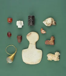 Colecção de objectos do Mediterrâneo Oriental, incluindo um amuleto de abutre sumério, uma foca serpentina acádia e um sapo carneliano da Mesopotâmia, entre 3300-2000 a.C.