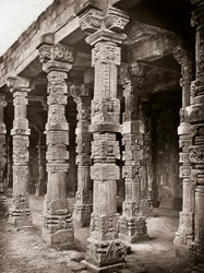 Colunata da Mesquita de Quwwat-ul-Islam no complexo Qutb Minar, Deli