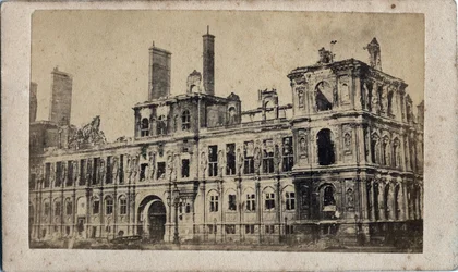 Commune de Paris (1871): vista da Prefeitura após o incêndio de maio de 1871. Fotografia anónima. Impressão em papelão Dim. 10x7 cm