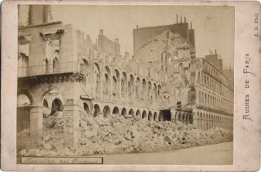 Commune de Paris: vista das ruínas do Ministério das Finanças em Paris, em maio de 1871. Fotografia J.R. Dim. 16,3X10,8 cm