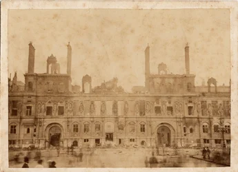 Comuna de Paris (1871): vista do incêndio da Prefeitura em maio de 1871. Fotografia anônima, impressão em papelão Dim. 15x10 cm