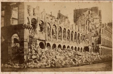 Comuna de Paris (1871): vista do Ministério das Finanças após o incêndio de maio de 1871. Fotografia. Impressão em papelão Dim. 10x6,9 cm