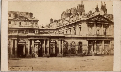 Comuna de Paris (1871): vista do Palais-Royal após o incêndio de maio de 1871. Fotografia anónima. Impressão em papelão Dim. 10x6,9 cm