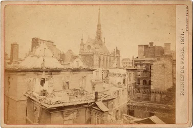 Comuna de Paris: vista das ruínas do Palais de Justice e da Sainte Chapelle em Paris em maio de 1871. Fotografia Irmãos Pignolet. Escurecer. 16,3X10,8cm