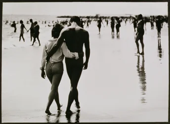 Casal a caminhar na água em Coney Island, Nova Iorque, Sem título 46, c.1953-64 (fotografia a preto e branco)