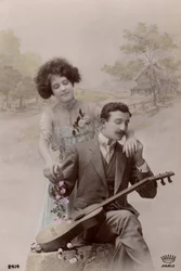 Casal com flores e guitarra espanhola, França, c.1910 (cartão postal)