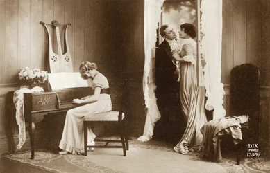 Casal de cortejamento e Jovem Menina a tocar o Pianoforte, Paris, c.1920 (cartão postal)