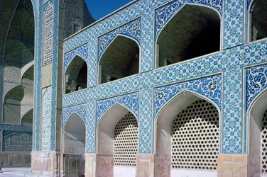 Pátio arcada (riwaq) e entrada abobadada oeste (iwan) c.1121-2 (foto)