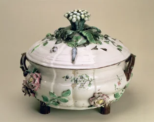 Terrina coberta, decorada com ornamento aplicado de flores e vegetais, de Johan Ludwig Eberhard Ehrenreich (1722-1803), Marieberg, final do século XVIII (louça de barro)