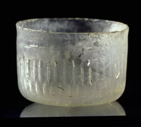 Taça com decoração de corte de roda, da Síria ou Egipto, Período Islâmico, c.900 d.C. (vidro)