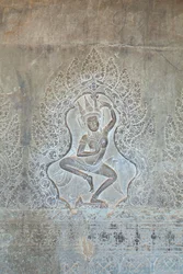Dançando o relevo de Apsara na parede exterior ocidental, Angkor Wat, Camboja (foto)