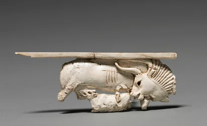 Placa decorativa: vaca amamentando seu bezerro, 900-800 aC