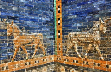 Detalhe da reconstrução da Porta de Ishtar dos anos 30, concluída com tijolos originais de c.575 a.C., Museu Pergamon, Berlim, Alemanha (foto)