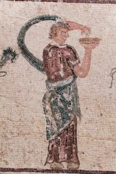 Detalhe do Triunfo de Dionísio - Retorno do deus de uma expedição militar à Índia - Um Baccante segurando uma tigela de libação - Mosaicos Paphos, Casa de Dionísio, Fim do Século II d.C. - Chipre - O triunfo de Dionísio - Longo mosaico retratando o tri