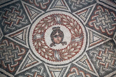 Detalhe de um medalhão.