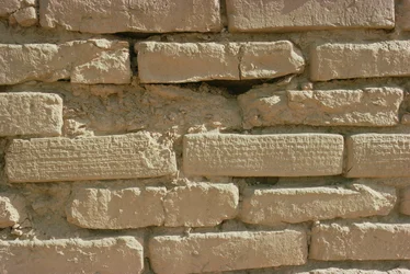 Detalhe de tijolos com inscrições cuneiformes do Ziggurat, construído pelo Elamite King Untash-Gal (c.1265-46 BC) (foto)
