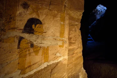Detalhe de pinturas murais encontradas durante escavações no Túmulo do Governador, Vale das múmias douradas, Bahariya Oasis, Gizé, Egito