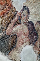 Pormenor do painel que mostra Leda, rainha de Esparta, na companhia das raparigas lacedemónias, prestes a tomar um banho no rio Eurotas - É abordada por Zeus disfarçado de cisne - Mosaicos de Pafos, Casa de Aion, século III d.C. - Chipre - D