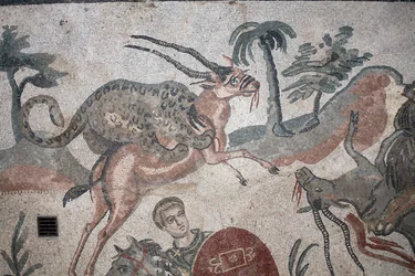 Detalhe do grande mosaico de caça. Um ataque de leopardo a uma gazela. Século III - IV. Villa Romana do Casale, Sicília. Site da UNESCO.