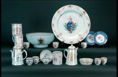 Serviço de jantar, incluindo um par de pires famille rose armorial
