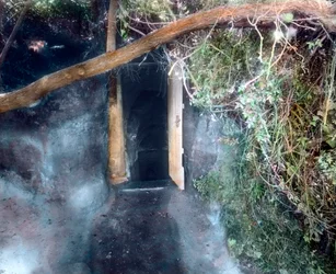 Gruta do cão perto de Nápoles - cães engasgam-se com dióxido de carbono e homem sobrevive