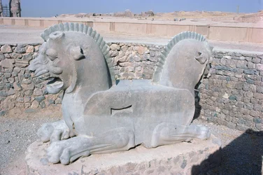 Dragão duplo de uma capital, período Aquemeniano, século V AC (foto) (ver também 117108)