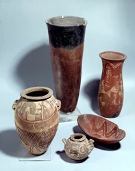 Antiquite egípcio: diferentes tipos de vasos de cerâmica e terracota do período Nagada I