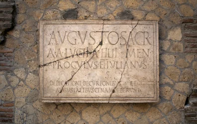Epígrafe sobre mármore, Augustales College, sítio arqueológico de Herculaneum (Lista do Patrimônio Mundial da Unesco