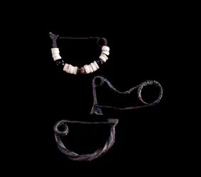 Arte etrusca: três tipos de fíbulas de bronze da tumba 59 de Poggio Selciatello, Pian della Regina, Tarquinia - século IX aC - Dim 3,8 cm 3,3 cm e 3,5 cm -