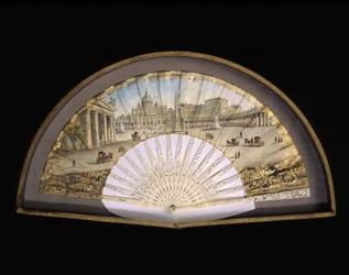Modelo de leque de papel com orla dourada, decorado com uma pintura a guache que representa os destinos do Grand Tour, habitualmente uma viagem prática realizada na juventude por artistas e intelectuais dos séculos XVIII e XIX pelos países mediterrânicos