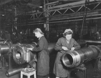 Montagem de blocos de culatra no Elswick Works, Newcastle upon Tyne, Reino Unido