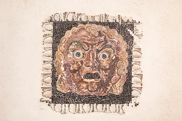 Mosaico de pavimento datado do século I a.C., representando uma máscara de Dioniso, proveniente de uma villa romana perto da Via Ruffinella, em Roma, Museu Nacional Romano (Museo Nazionale Romano), Roma, Itália