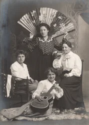 Four Ladies with Horn, Guitar and Fan, France, c.1920 (foto a p/b)