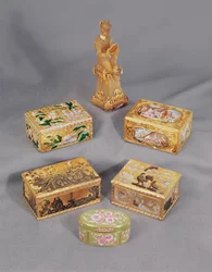 Quatro caixas de rapé esmaltadas de ouro estilo Luís XV, strogonoff e caixa de rapé de macaco alemão