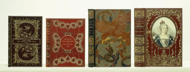 Capa de quatro livros com encadernação de Riviere & Sons, incluindo "The Life and Times of Catherine de" Medici ",