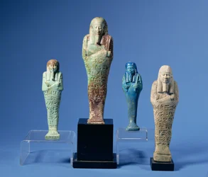 Quatro figuras de Shabti verde ou azul, três com faixas horizontais de inscrição hieroglífica, egípcias, datadas dos séculos VII a III a.C.